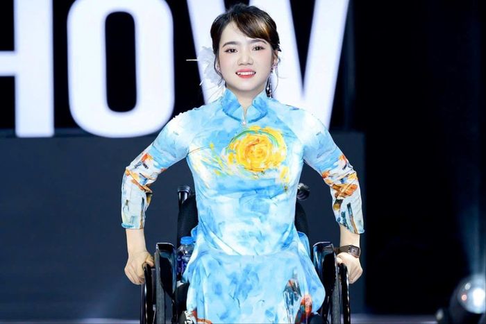 Chị Lê Thị Diện tham gia chương trình trình diễn thời trang. Ảnh: NVCC
