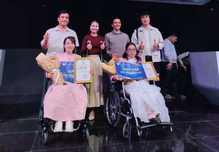 Chị Lê Thị Diện (bên trái, hàng đầu) là người truyền cảm hứng tích cực cho nhiều người khuyết tật khác. Ảnh: NVCC