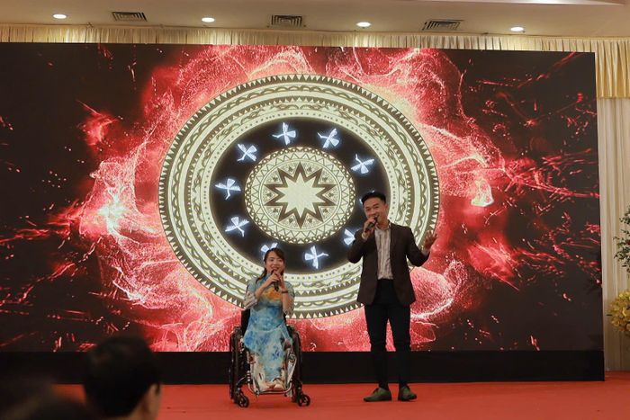 Chị Lê Thị Diện luôn được đánh giá cao về khả năng kết nối góp phần giúp nhiều người khuyết tật tự tin hòa nhập cộng đồng. Ảnh: NVCC