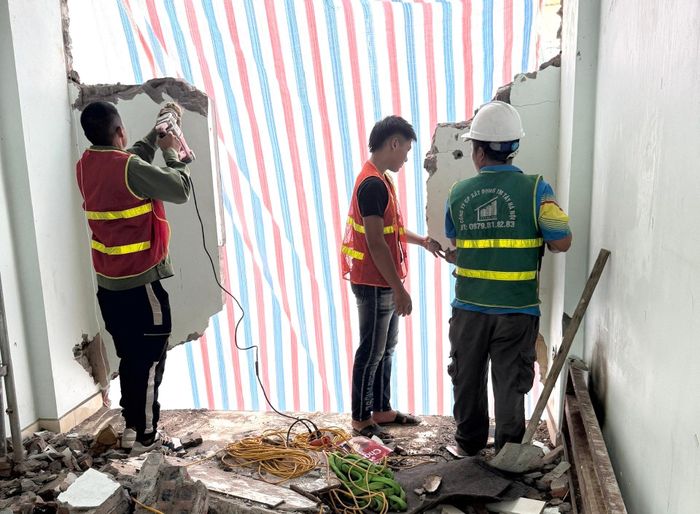 Công nhân thực hiện phá dỡ các công trình đã bàn giao mặt bằng. Ảnh: NB