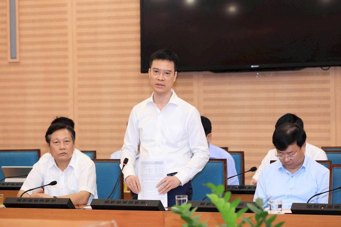 Đại diện lãnh đạo Sở Xây dựng báo cáo tại cuộc họp. Ảnh: Đình Hiệp