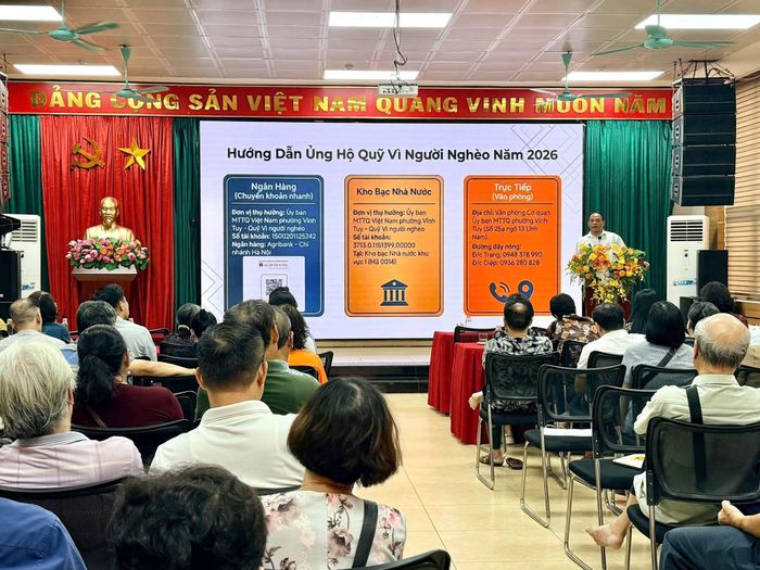 Đại biểu theo dõi hướng dẫn các hình thức ủng hộ Quỹ “Vì người nghèo” năm 2026 tại hội nghị do Ủy ban MTTQ Việt Nam phường Vĩnh Tuy tổ chức. Ảnh: PV
