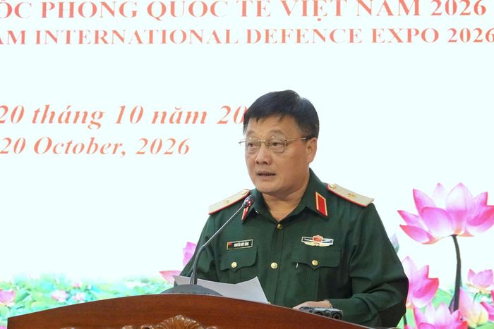 Thiếu tướng Nguyễn Đức Tăng, Phó Chính ủy Tổng cục Công nghiệp quốc phòng thông tin tại họp báo. Ảnh: Hoa Nguyên