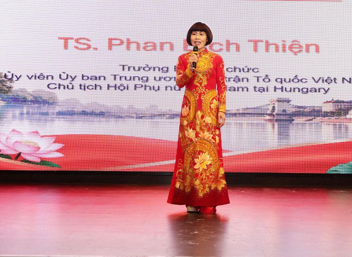  Chủ tịch Hội Phụ nữ Việt Nam tại Hungary Phan Bích Thiện. Ảnh Cẩm Lệ