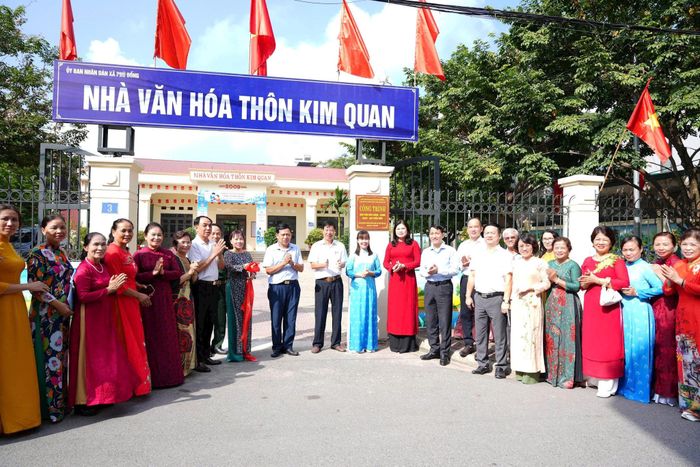 Các đại biểu gắn biển công trình "Nhà văn hóa Sáng – Xanh – Sạch – Đẹp” tại thôn Kim Quan. Ảnh: PV