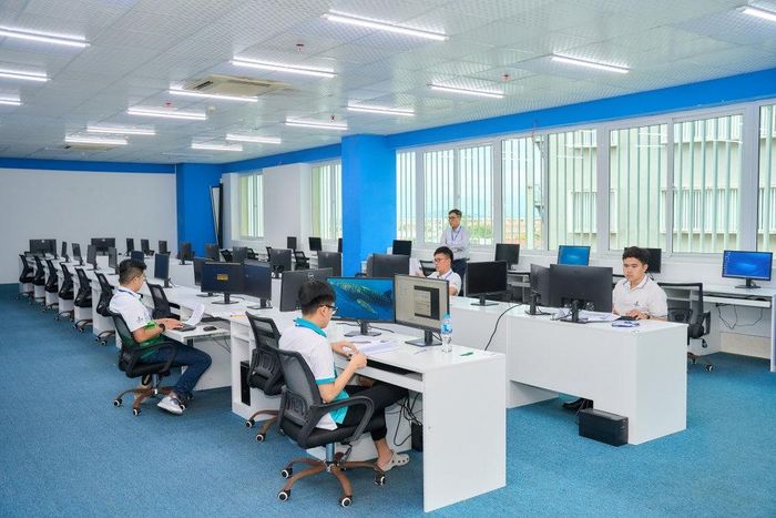 Các thí sinh của nghề thi Lặn thi công, Quản trị và bảo mật hệ thống mạng công nghệ thông tin và Tự động hóa. Ảnh: PETROVIETNAM