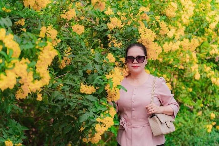 Những ngày này, con đường hoa chuông xã Đoài Phương trở thành điểm đến hấp dẫn của du khách. Ảnh: Thùy Nam