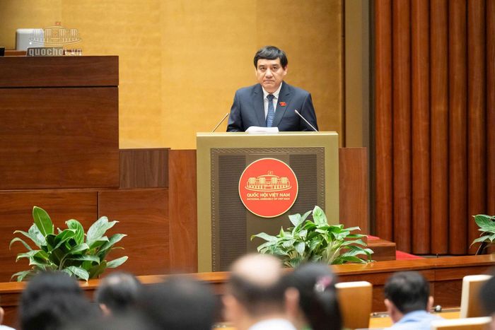 Chủ nhiệm Ủy ban Văn hóa - Xã hội của Quốc hội Nguyễn Đắc Vinh báo cáo thẩm tra. Ảnh: media.quochoi.vn