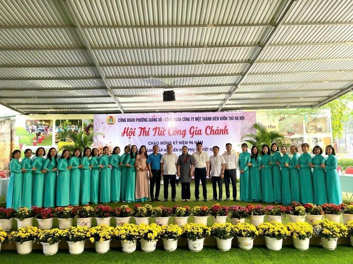 Công đoàn viên Công ty TNHH MTV Vườn thú Hà Nội hưởng ứng hoạt động “Tháng Áo dài Hà Nội”. Ảnh: TH