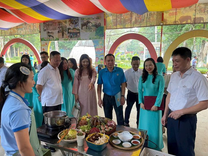 Nhiều mâm cỗ được chuẩn bị công phu, hài hòa giữa giá trị dinh dưỡng, tính thẩm mỹ và ý nghĩa văn hóa. Ảnh: TH