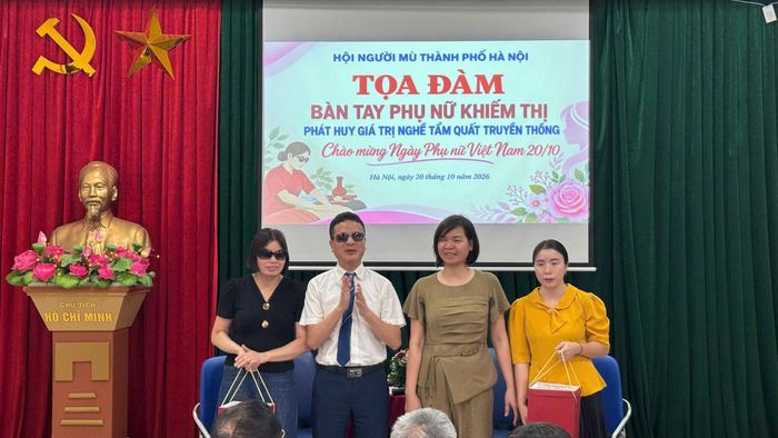 Trao tặng những món quà ý nghĩa dịp kỷ niệm Ngày Phụ nữ Việt Nam 20-10. Ảnh: Khánh Linh