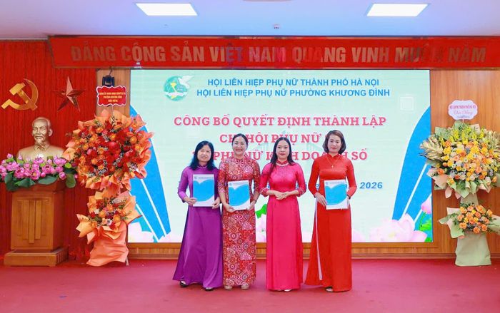 Chủ tịch Hội Liên hiệp phụ nữ phường Khương Đình Hoàng Thị Dung trao quyết định thành lập Chi hội phụ nữ số và tổ phụ nữ kinh doanh số. Ảnh: Nguyễn Kiên