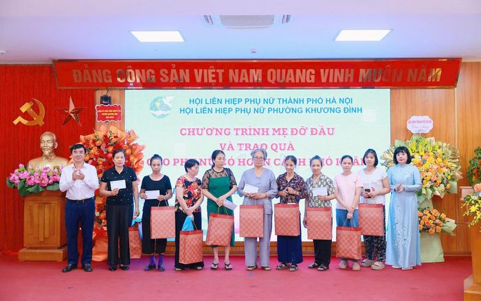 Lãnh đạo phường Khương Đình trao quà cho phụ nữ có hoàn cảnh khó khăn. Ảnh: Nguyễn Kiên