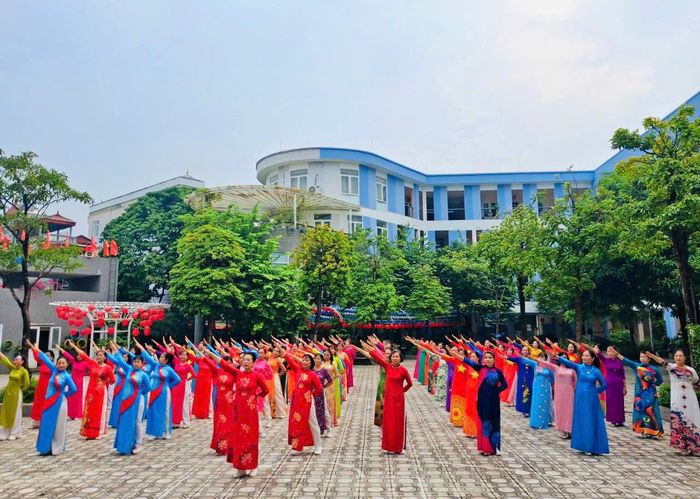 Sáng 10-10, khoảng 200 cán bộ, hội viên phụ nữ phường Khương Đình tham gia đồng diễn dân vũ, chào mừng sự kiện thông xe toàn tuyến đường Vành đai 2,5, đoạn Nguyễn Trãi - Đầm Hồng. Ảnh: KĐ