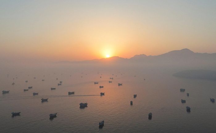Tàu thuyền hoạt động trên vùng biển gần eo biển Hormuz, nhìn từ bán đảo Musandam của Oman, ngày 12-10. Ảnh: Reuters