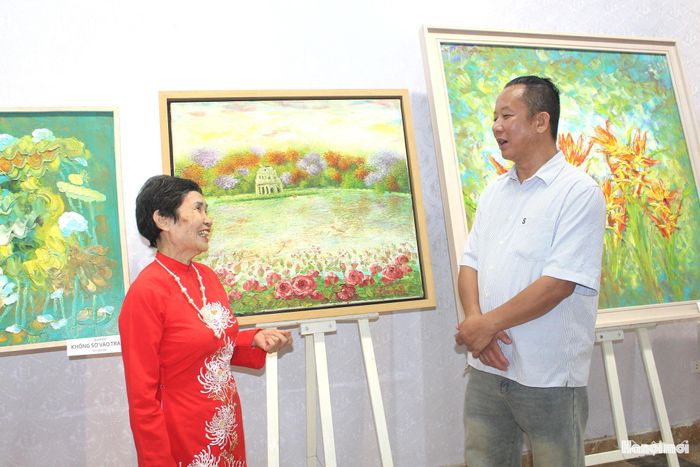Họa sĩ Vũ Tuyên (bên phải) cùng trao đổi với khán giả yêu nghệ thuật. Ảnh: Mộc Miên