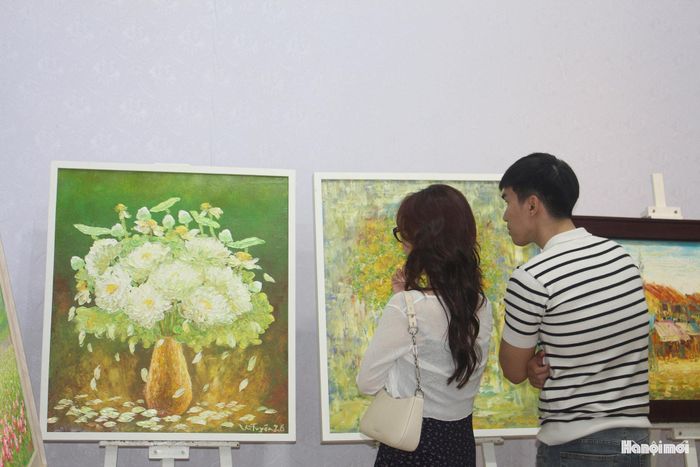 Bạn trẻ Đỗ Hoàng Nam cùng bạn bè tham quan triển lãm. Ảnh: Mộc Miên