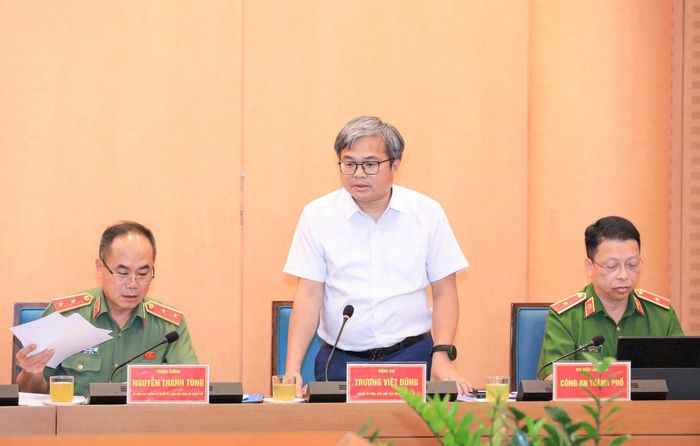 Phó Chủ tịch UBND thành phố Trương Việt Dũng phát biểu. Ảnh: Viết Thành