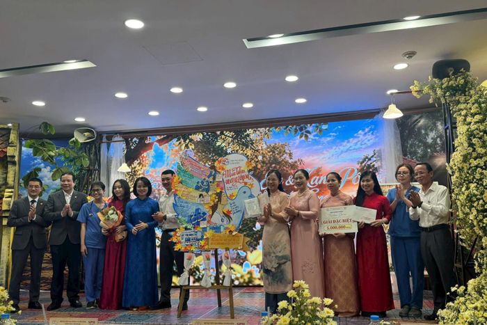Lãnh đạo Bệnh viện Đa khoa Xanh Pôn trao Giải đặc biệt. Ảnh: Mai Hoa
