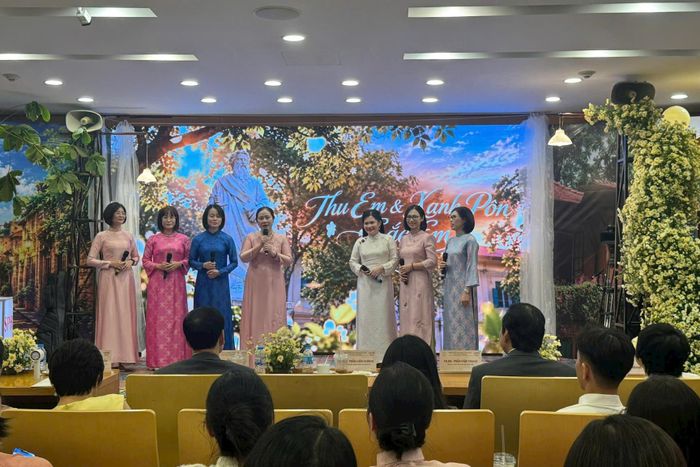 Tiết mục đặc sắc do Quyền Giám đốc Bệnh viện Đa khoa Xanh Pôn, Bác sĩ Chuyên khoa II Trần Liên Hương (giữa) cùng đội văn nghệ của bệnh viện biểu diễn. Ảnh: Mai Hoa