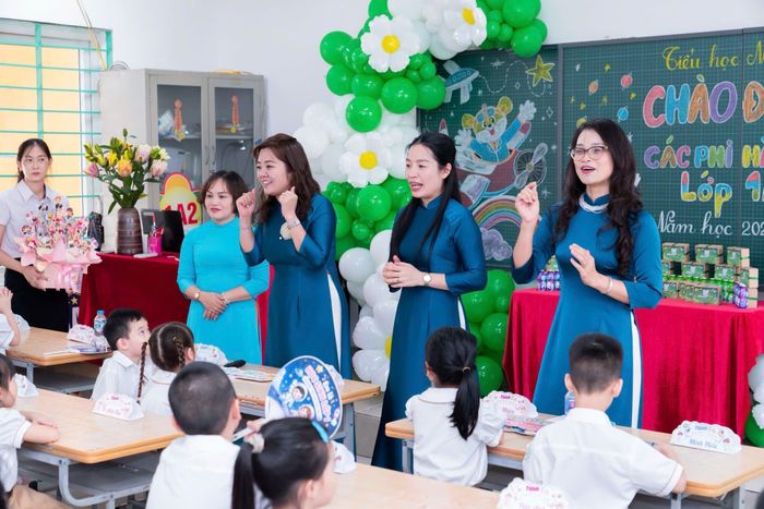 Ban Giám hiệu Trường Tiểu học Ngô Gia Tự luôn bảo đảm giáo viên, học sinh ở cả hai cơ sở được tiếp cận thông tin và tham gia các hoạt động chung đồng bộ. Ảnh: PV