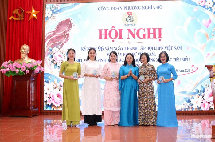 Vinh danh các cá nhân có nhiều đóng góp trong công tác chăm lo đời sống đoàn viên, hoạt động công đoàn. Ảnh: MT