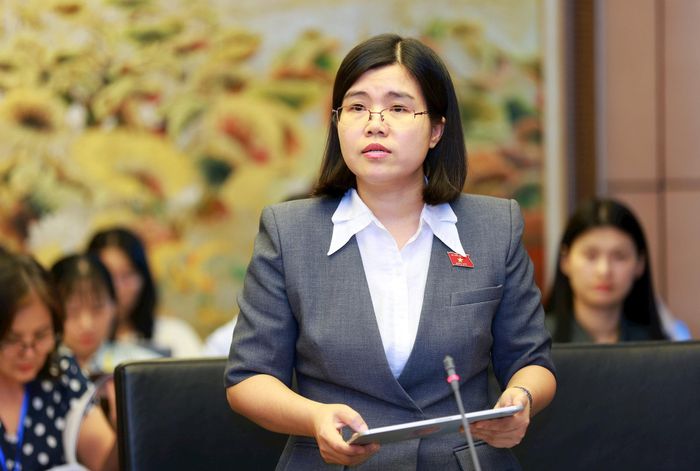 Đại biểu Nguyễn Thị Hồng Chương tham gia thảo luận. Ảnh: Văn Tuyến