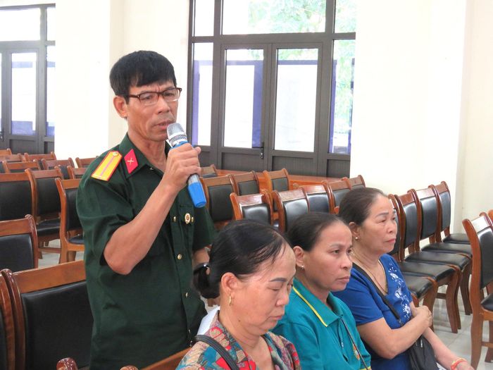 Người dân đóng góp ý kiến tại hội nghị. Ảnh: PV