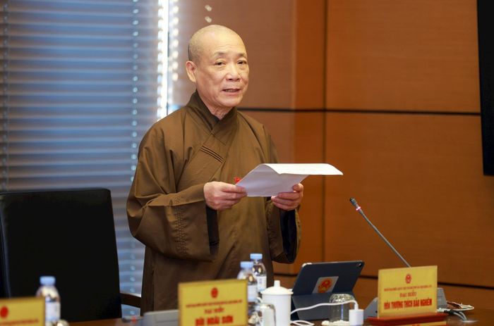 Đại biểu Hòa thượng Thích Bảo Nghiêm phát biểu thảo luận. Ảnh: Văn Tuyến