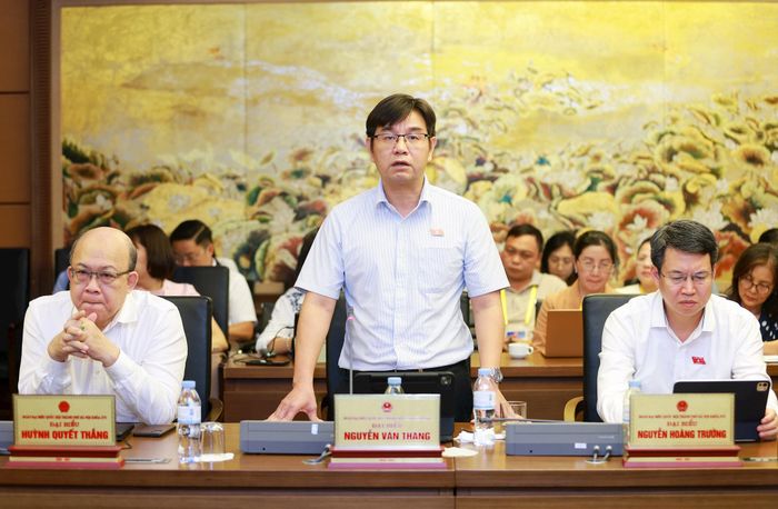 Đại biểu Nguyễn Văn Thắng phát biểu thảo luận. Ảnh: Văn Tuyến