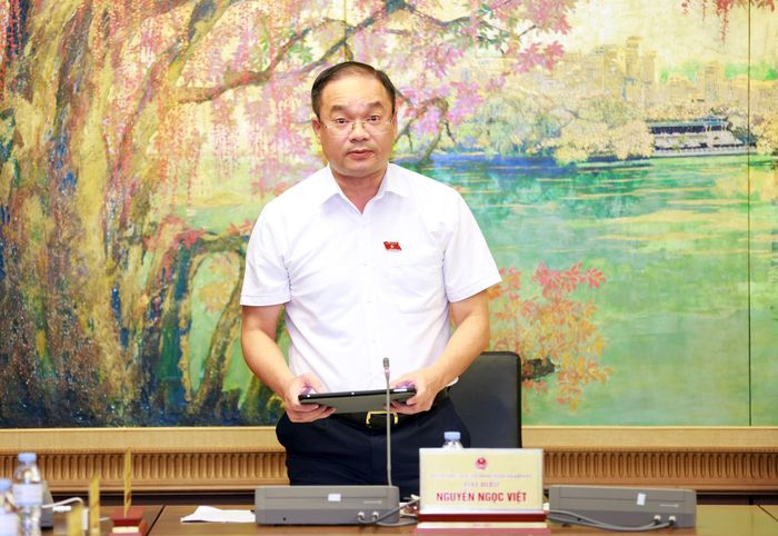 Đại biểu Nguyễn Ngọc Việt thảo luận tại tổ. Ảnh: Văn Tuyến