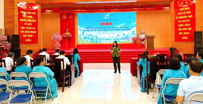 Đại úy Nguyễn Đặng Huyền Trang, cán bộ Công an phường Thanh Liệt, hướng dẫn hội viên tại hội nghị. Ảnh: PV