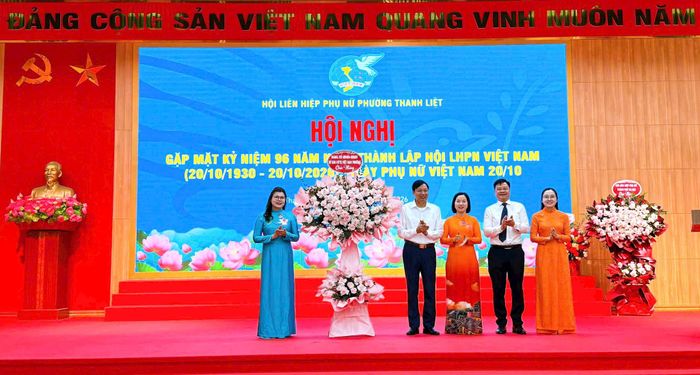 Lãnh đạo phường tặng hoa chúc mừng Hội LHPN phường Thanh Liệt nhân kỷ niệm 96 năm Ngày thành lập Hội LHPN Việt Nam 20-10. Ảnh: PV