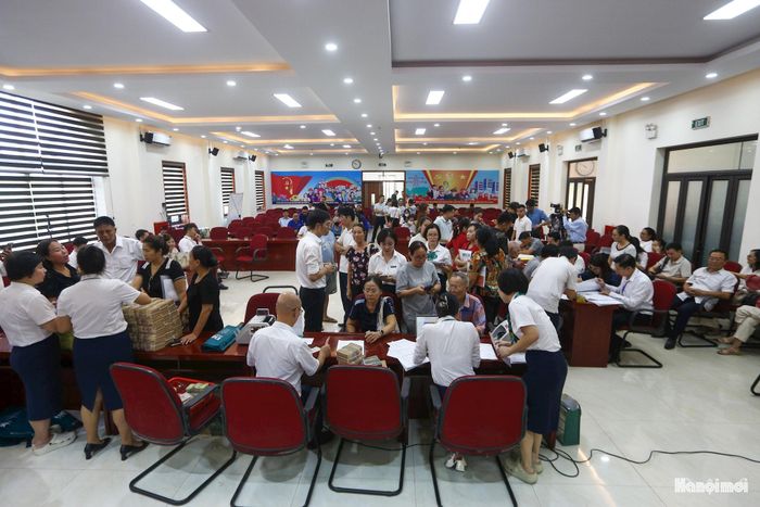 Ngày 20-10, UBND phường Định Công tổ chức chi trả tiền bồi thường, hỗ trợ cho 19 hộ gia đình, cá nhân thuộc Dự án Trục không gian Quốc lộ 1A. Buổi chi trả diễn ra tại Trụ sở Đảng ủy - HĐND - UBND phường Định Công. Đây là bước triển khai quan trọng nhằm thực hiện Kế hoạch số 416/KH-GPMB ngày 15-10-2026 của Hội đồng Bồi thường, hỗ trợ và tái định cư phường.