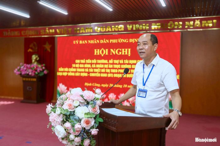 Chủ tịch UBND phường Định Công Nguyễn Tuấn Anh cho biết, tổng kinh phí chi trả theo 19 phương án bồi thường, hỗ trợ trên 217,363 tỷ đồng. Đây không chỉ là việc thực hiện chính sách đối với người có đất thu hồi mà còn thể hiện sự quan tâm, chỉ đạo của thành phố và sự nỗ lực của chính quyền địa phương trong việc bảo đảm quyền, lợi ích hợp pháp, chính đáng của nhân dân. Phường cũng ghi nhận, biểu dương và cảm ơn 19 hộ gia đình, cá nhân đã tin tưởng, phối hợp và đồng hành cùng chính quyền trong quá trình thực hiện công tác bồi thường, hỗ trợ, giải phóng mặt bằng.