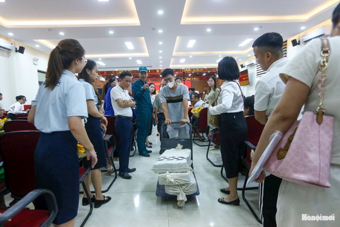 Khi nhận tiền đền bù giải phóng mặt bằng, nhiều người ngay lập tức đưa vào tài khoản tiết kiệm điện tử nhưng cũng có nhiều hộ lựa chọn đưa từng bao tiền mặt trở về nhà.