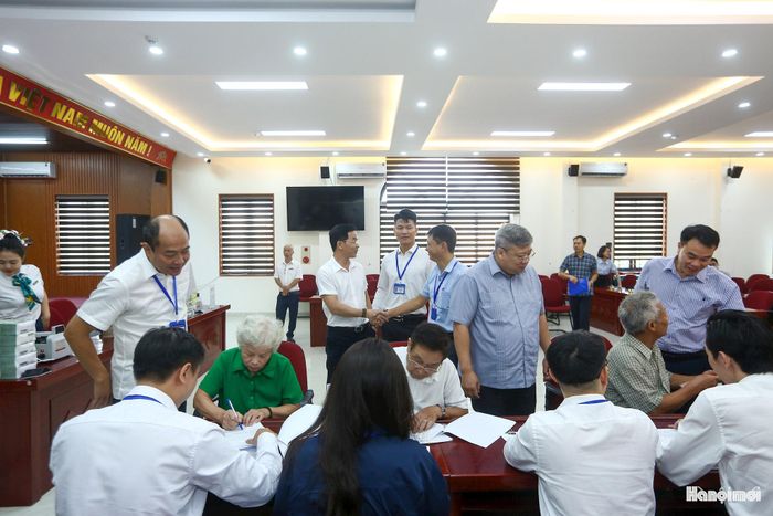 Dự án mở rộng, chỉnh trang quốc lộ 1A đoạn tuyến đi qua địa bàn phường Định Công dài khoảng 1,49km, diện tích đất dự kiến thu hồi hơn 9,2ha, liên quan đến 123 hộ dân, với gần 5.000m² đất ở, cùng 5 tổ chức và phần đất công do phường quản lý.