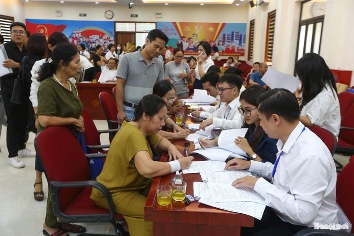 Chủ tịch UBND phường Định Công Nguyễn Tuấn Anh cho biết thêm, địa phương sẽ tiếp tục đồng hành cùng các hộ gia đình, kiến nghị thành phố và các cơ quan liên quan đẩy nhanh việc thực hiện chính sách tái định cư; quan tâm các vấn đề an sinh xã hội, chuyển đổi nghề nghiệp, việc làm và học tập của con em các hộ dân bị ảnh hưởng. Phường cũng tiếp tục phối hợp tháo gỡ khó khăn, tiếp nhận kiến nghị và hướng dẫn người dân hoàn thiện các thủ tục liên quan.