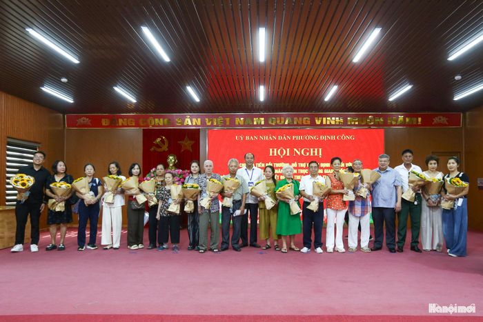 UBND phường Định Công tặng hoa ghi nhận, biểu dương các hộ đã đồng thuận, hỗ trợ trong công tác bàn giao, giải phóng mặt bằng để thi công dự án.