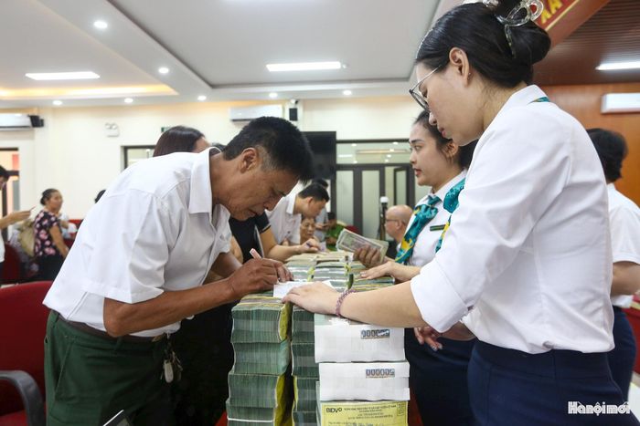 Ông Nguyễn Cao Bằng (phường Định Công) chia sẻ: Người dân khu phố chúng tôi thống nhất, đồng thuận với chủ trương của Nhà nước và phối hợp với phường Định Công để triển khai thực hiện. Đã sinh sống trên mảnh đất này từ 30 đến hơn 40 năm, gắn bó với nhiều kỷ niệm nên khi phải di dời, chúng tôi không tránh khỏi lưu luyến. Tuy nhiên, vì sự phát triển chung của xã hội, mọi người đều đồng thuận, phối hợp với phường để sớm thực hiện việc di dời.