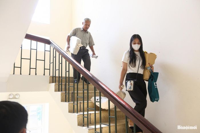 Chị Tạ Tiền Liên (tổ dân phố 16 phường Định Công) chia sẻ: Ban đầu, khi nhận được thông báo di dời để giải phóng mặt bằng, tôi rất lo lắng, hoang mang. Sau khi được chính quyền địa phương vận động, tôi nhận thấy việc ủng hộ chủ trương của Nhà nước vì sự phát triển của đất nước là đúng đắn. Hôm nay, tôi thấy công tác bồi thường được thực hiện rõ ràng, công khai, minh bạch, tạo thuận lợi cho người dân.