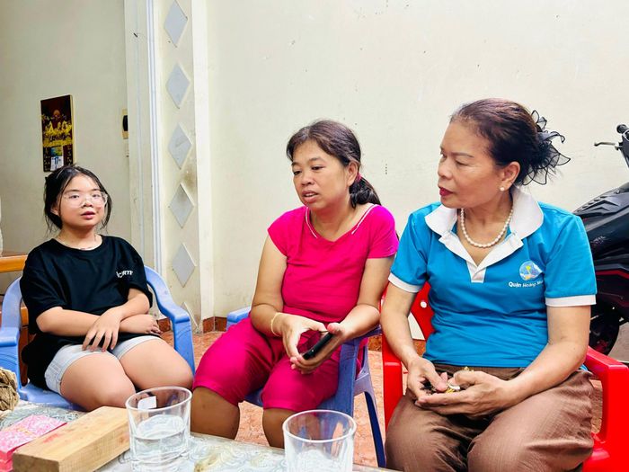 Cán bộ phụ nữ cơ sở thăm hỏi, động viên gia đình trẻ em có hoàn cảnh khó khăn. Ảnh: Trần Oanh