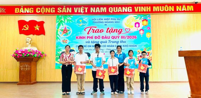 Hội LHPN phường Hoàng Mai kết nối các nguồn lực xã hội, chăm lo cho trẻ em yếu thế. Ảnh: Trần Oanh