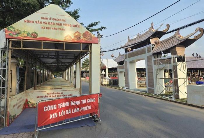 Các hạng mục chính và không gian trưng bày sản phẩm phục vụ lễ hội đang được gấp rút hoàn thành, đảm bảo tiến độ, kế hoạch đề ra. Ảnh: PV