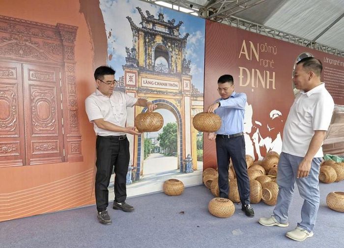Lễ hội vinh danh làng nghề và Tuần lễ quảng bá nông sản - đặc sản vùng miền Hà Nội năm 2026 hứa hẹn sẽ trở thành điểm nhấn văn hóa, thương mại, lan toả giá trị sản phẩm làng nghề, sản phẩm nông sản đặc trưng Hà Nội đến với người dân, du khách gần xa. Ảnh: PV