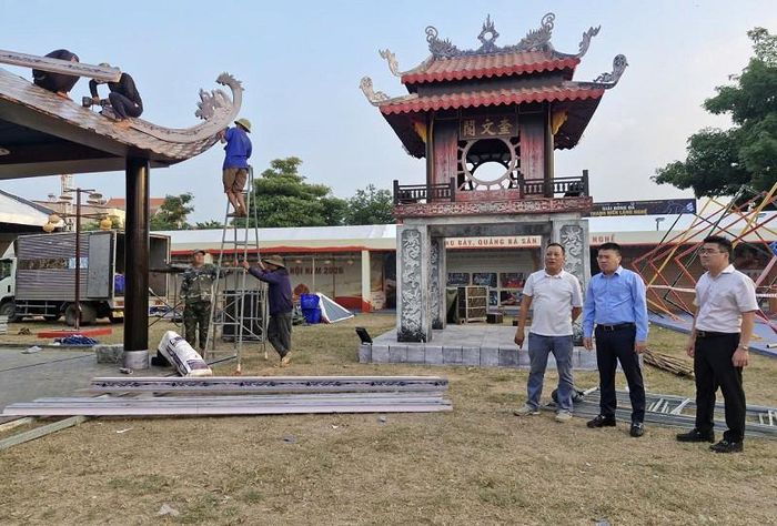 Phó Chủ tịch Thường trực UBND xã Phú Xuyên Nguyễn Thành Chung (đứng giữa) trực tiếp kiểm tra công tác chuẩn bị phục vụ Lễ hội vinh danh làng nghề và Tuần lễ quảng bá nông sản- đặc sản vùng miền Hà Nội năm 2026. Ảnh: PV
