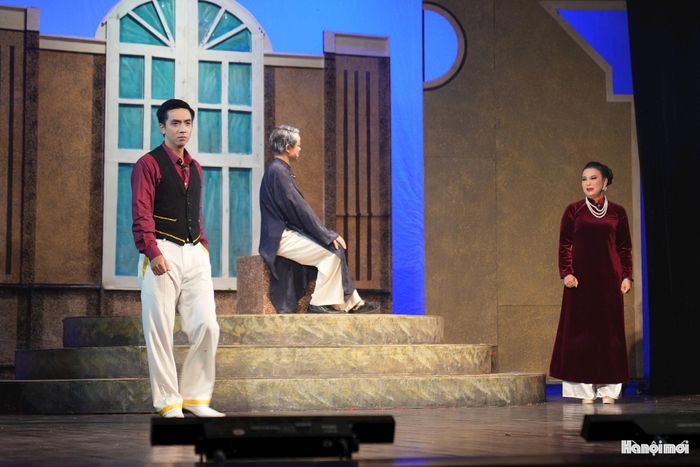 Dưới bàn tay dàn dựng của đạo diễn, NSND Lê Tiến Thọ, kịch bản của tác giả Lê Công Phượng được chuyển tải bằng những thủ pháp đặc trưng của nghệ thuật tuồng.