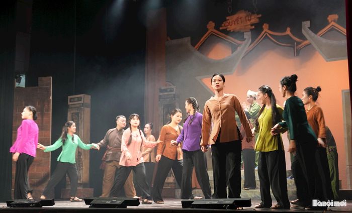 Theo NSND Lê Tiến Thọ, việc đưa những đề tài mới vào nghệ thuật tuồng đòi hỏi sự kết hợp hài hòa giữa tính kịch, tính tự sự và tính trữ tình.