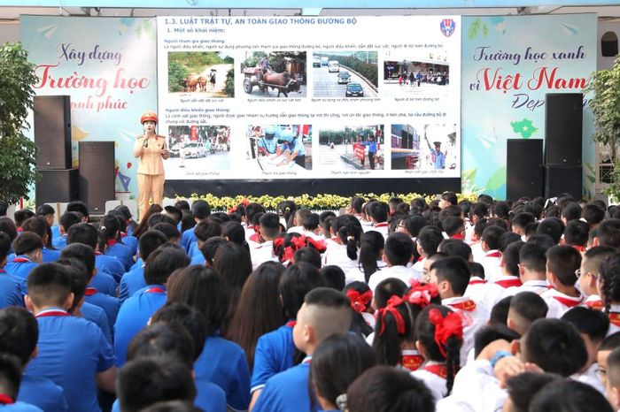 Cán bộ Phòng Cảnh sát giao thông, Công an thành phố Hà Nội phối hợp với Trường Tiểu học và THCS Chương Dương tuyên truyền pháp luật giao thông cho học sinh. Ảnh: PV