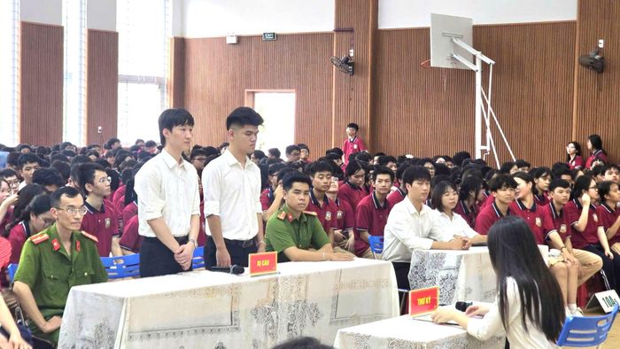 Học sinh Trường THPT Nguyễn Gia Thiều tham gia phiên toà giả định. Ảnh: PV
